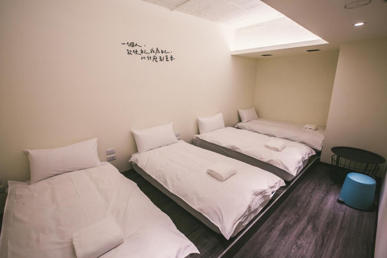 Stray Birds Taichung Hostel Eksteriør billede
