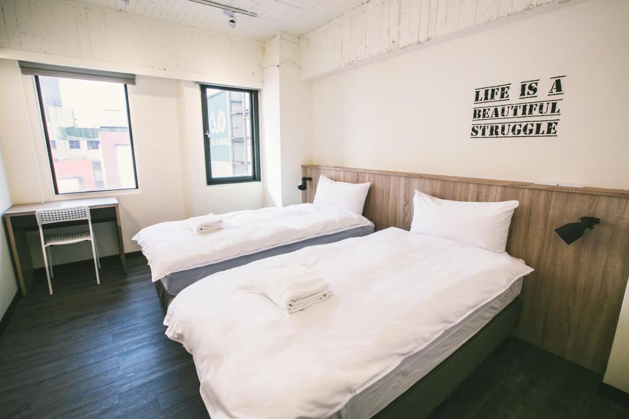 Stray Birds Taichung Hostel Eksteriør billede